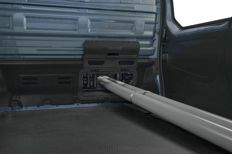 3972129 dCi 150 3T H1 Van Red Edition Auto